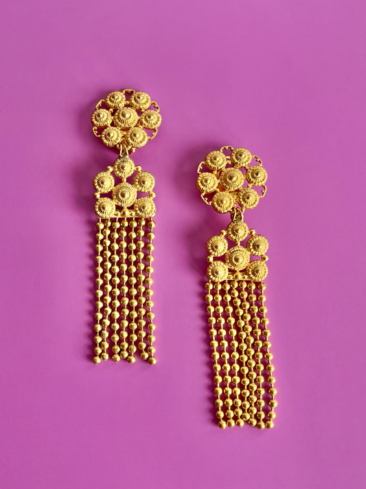 Hängende goldene Clips im indischen Stil