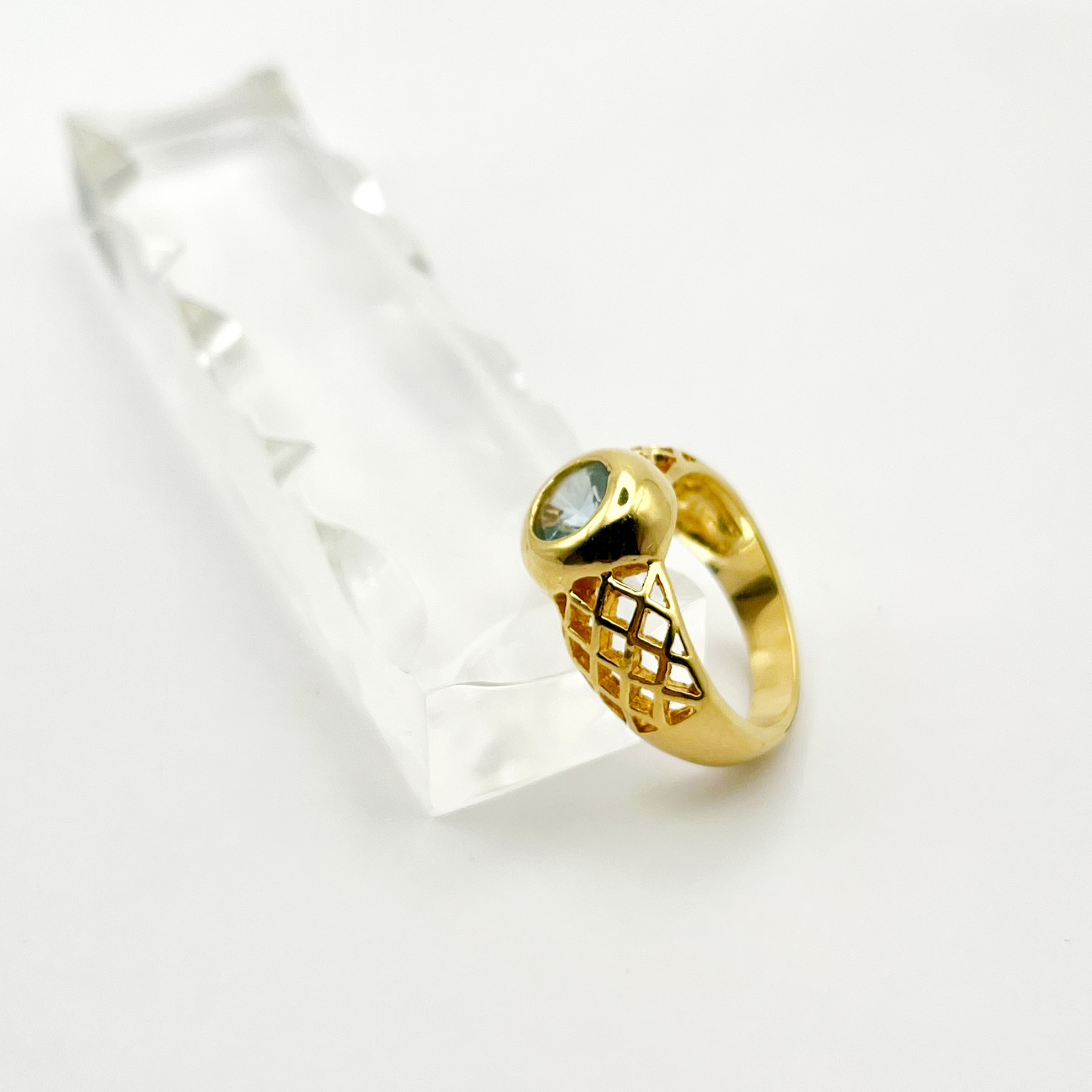 Bague ajourée plaquée or et pierre bleu