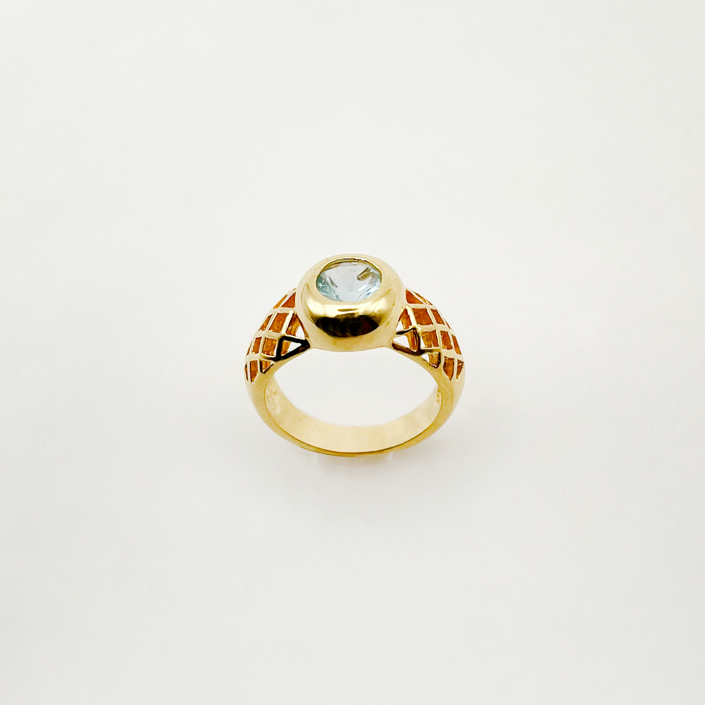Bague ajourée plaquée or et pierre bleu