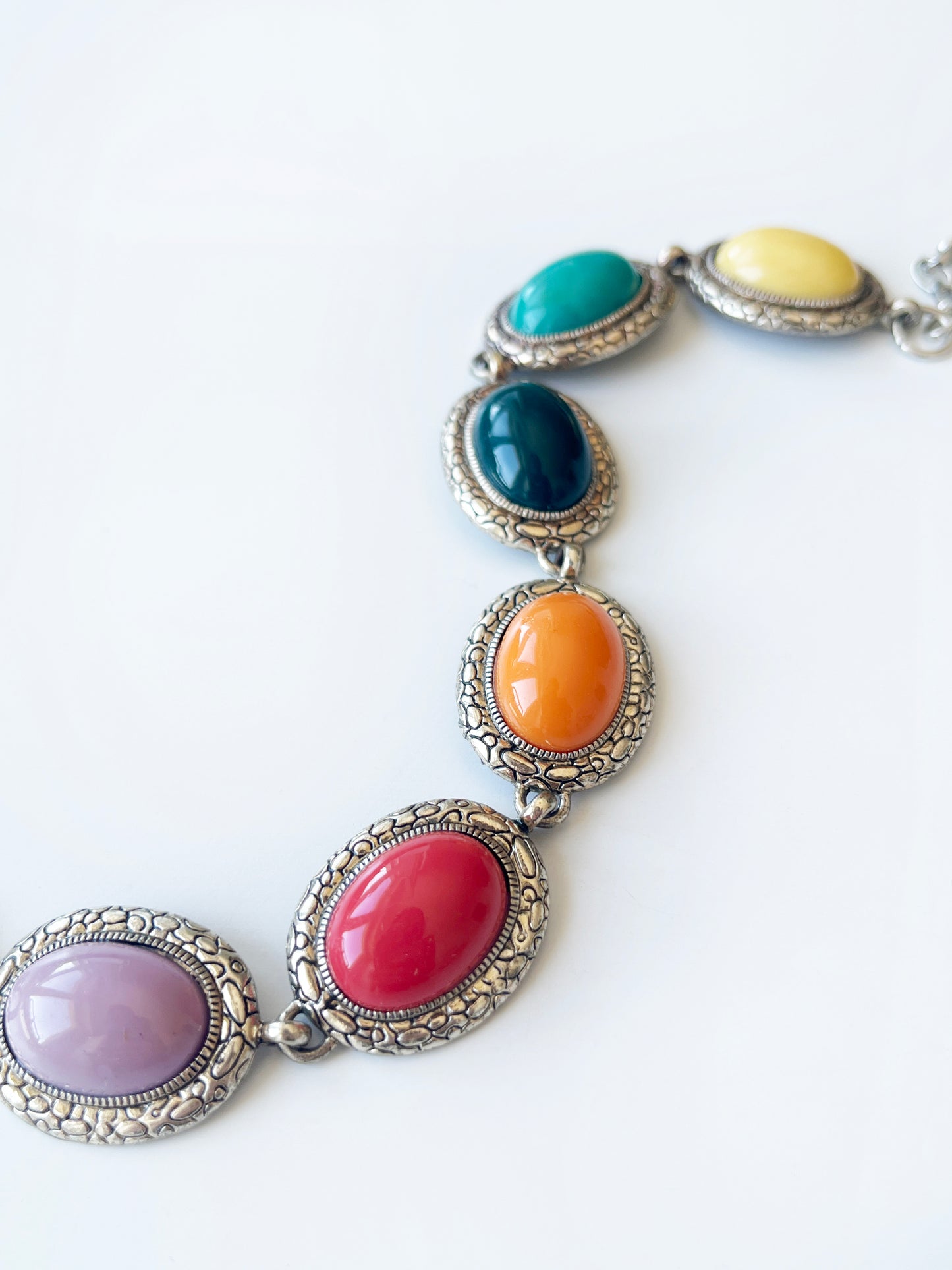 Bracelet argenté à cabochons colorés