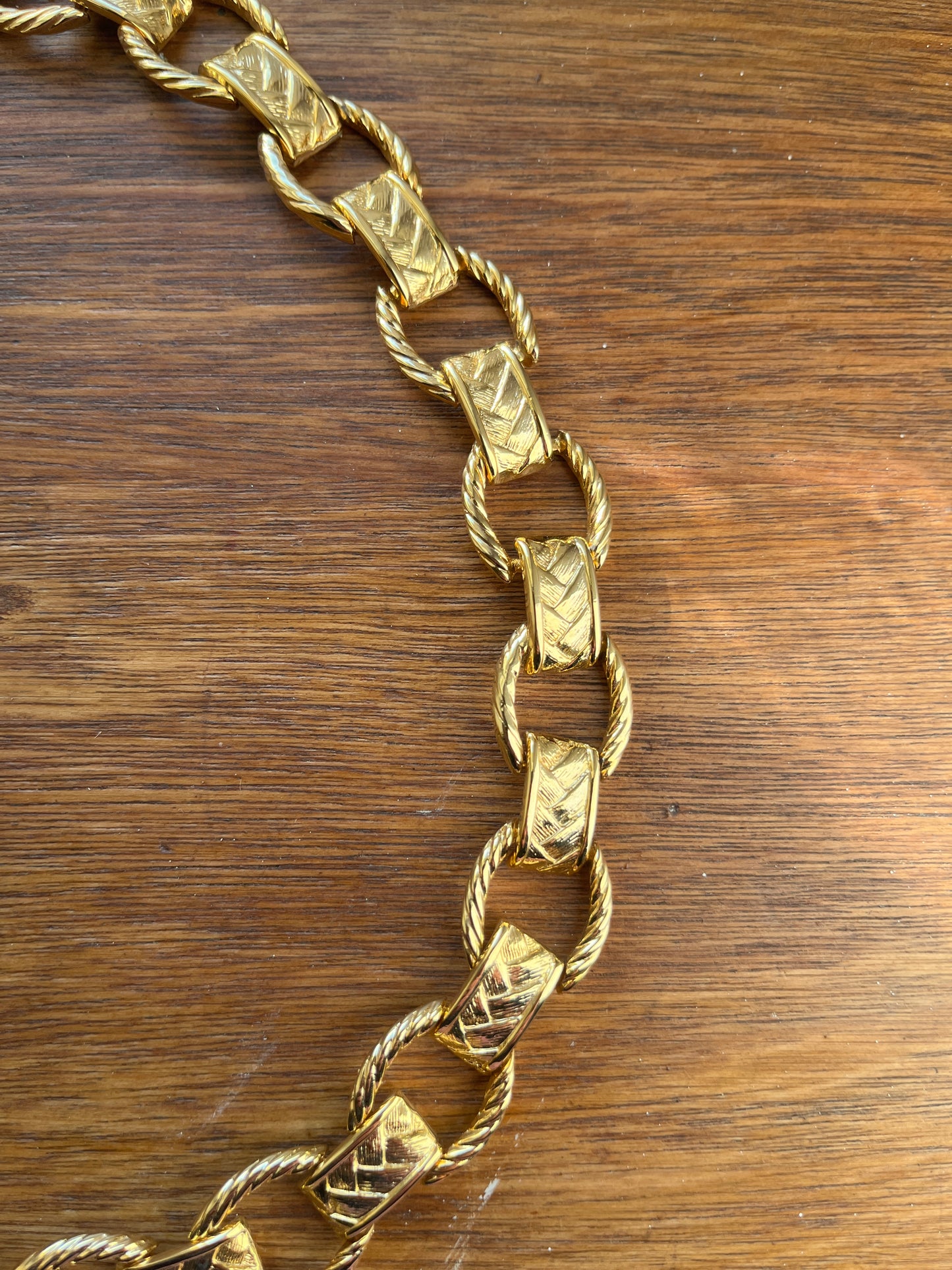 Collier plat à maillons tressés