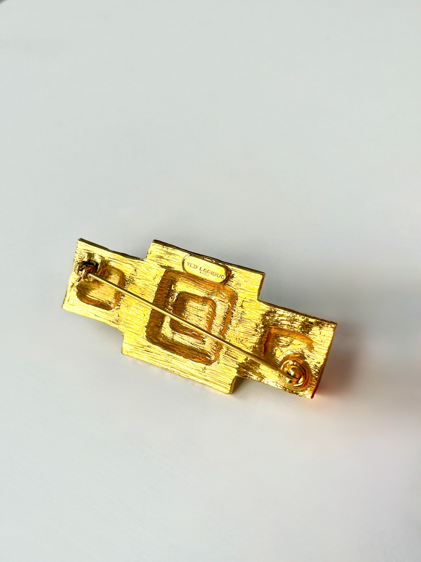 Broche dorée Ted Lapidus