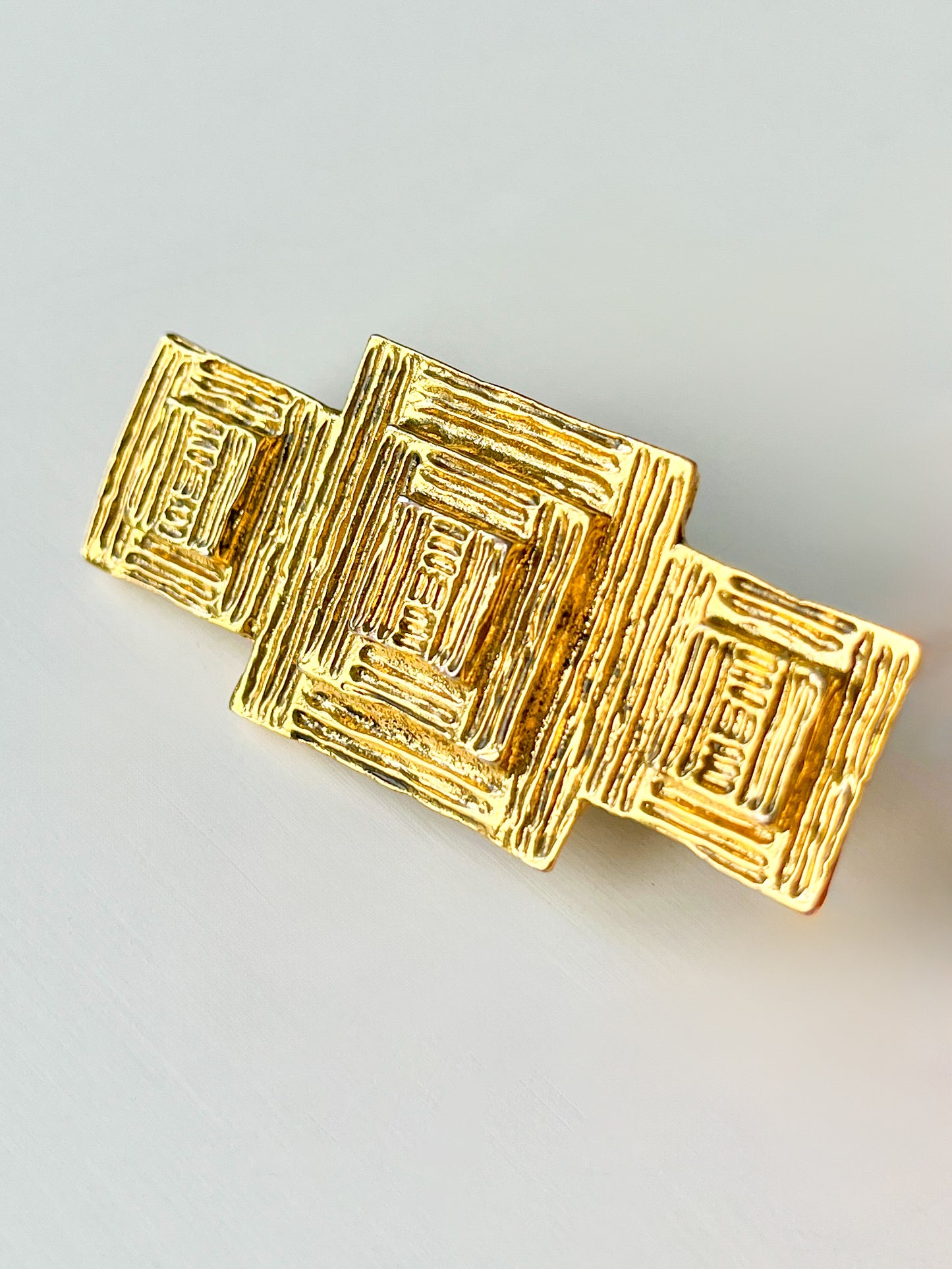 Broche dorée Ted Lapidus