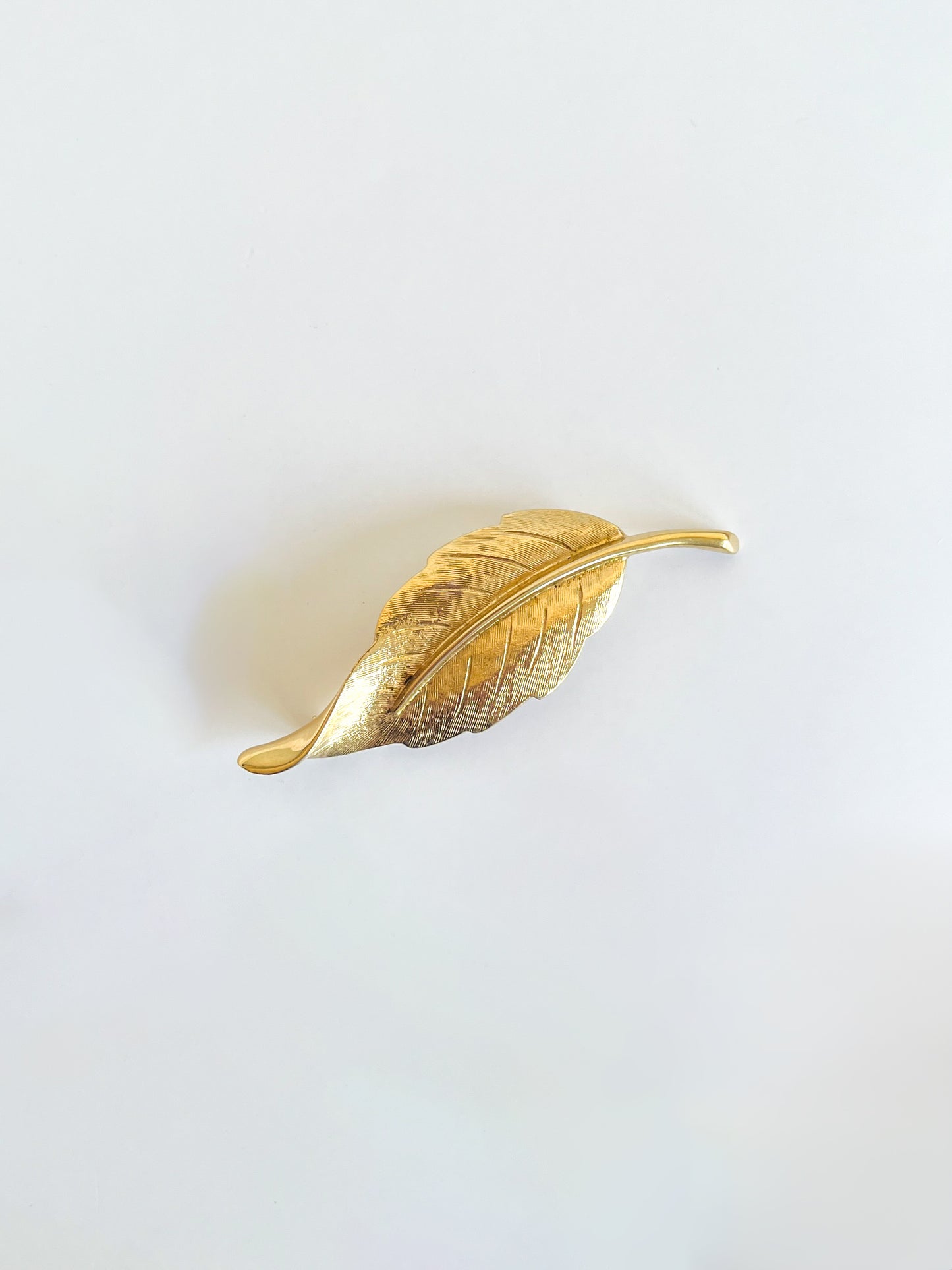 Broche feuille dorée