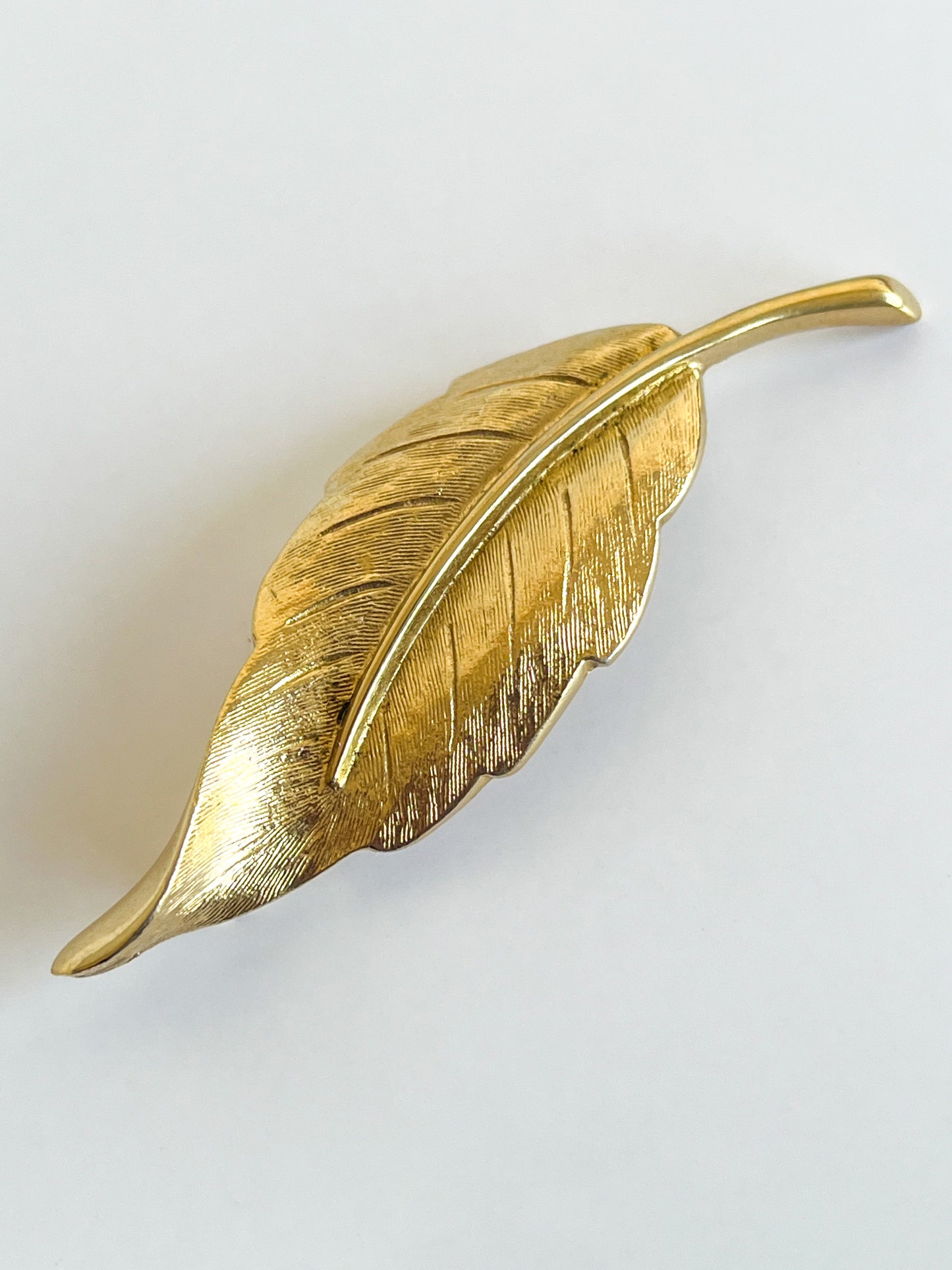 Broche feuille dorée