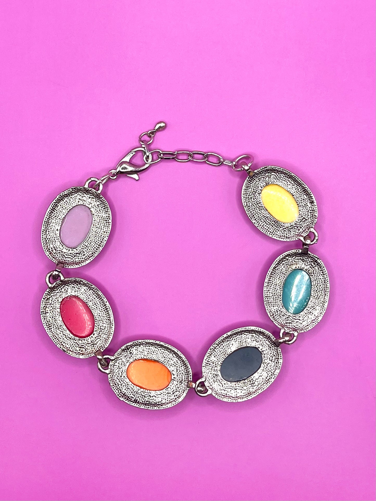 Bracelet argenté à cabochons colorés