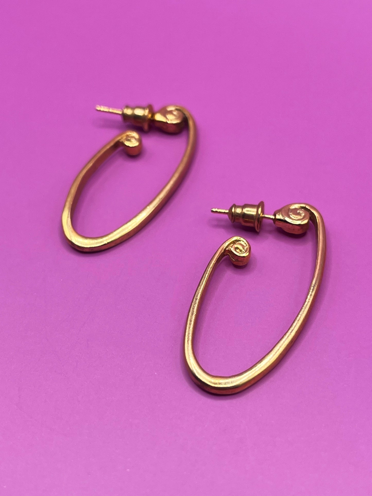 90s hoop earrings in golden metal