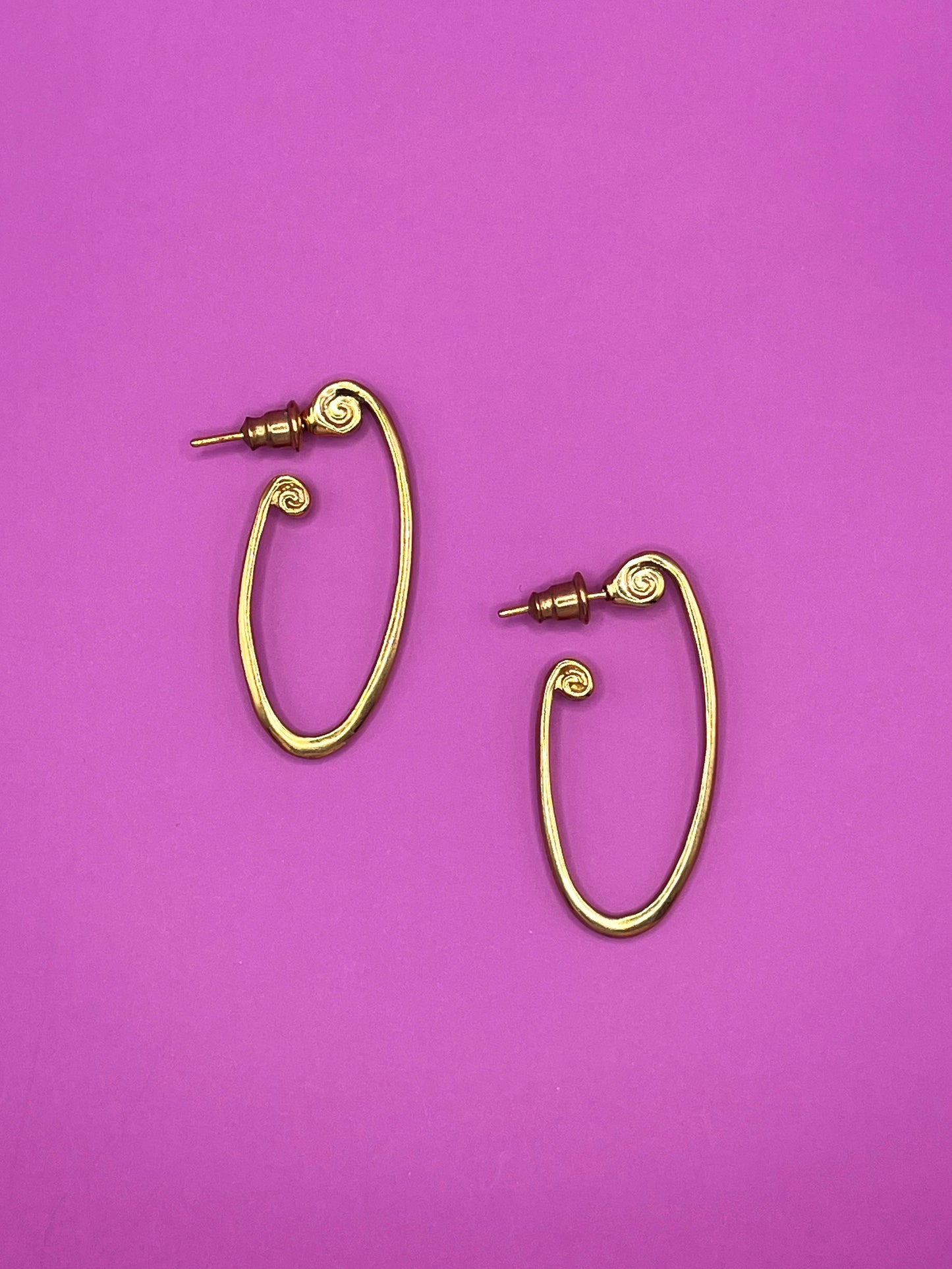 90s hoop earrings in golden metal