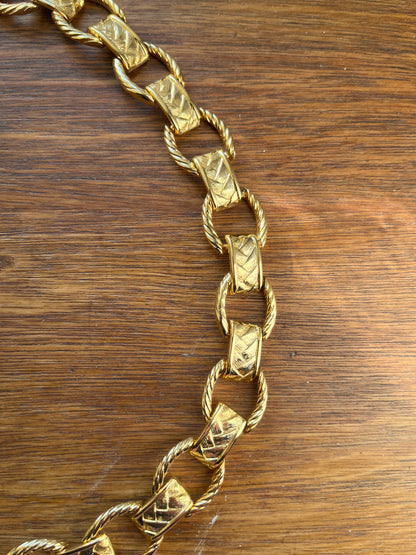 Collier plat à maillons tressés