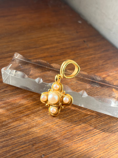 Pendentif plaqué or vintage Nikita