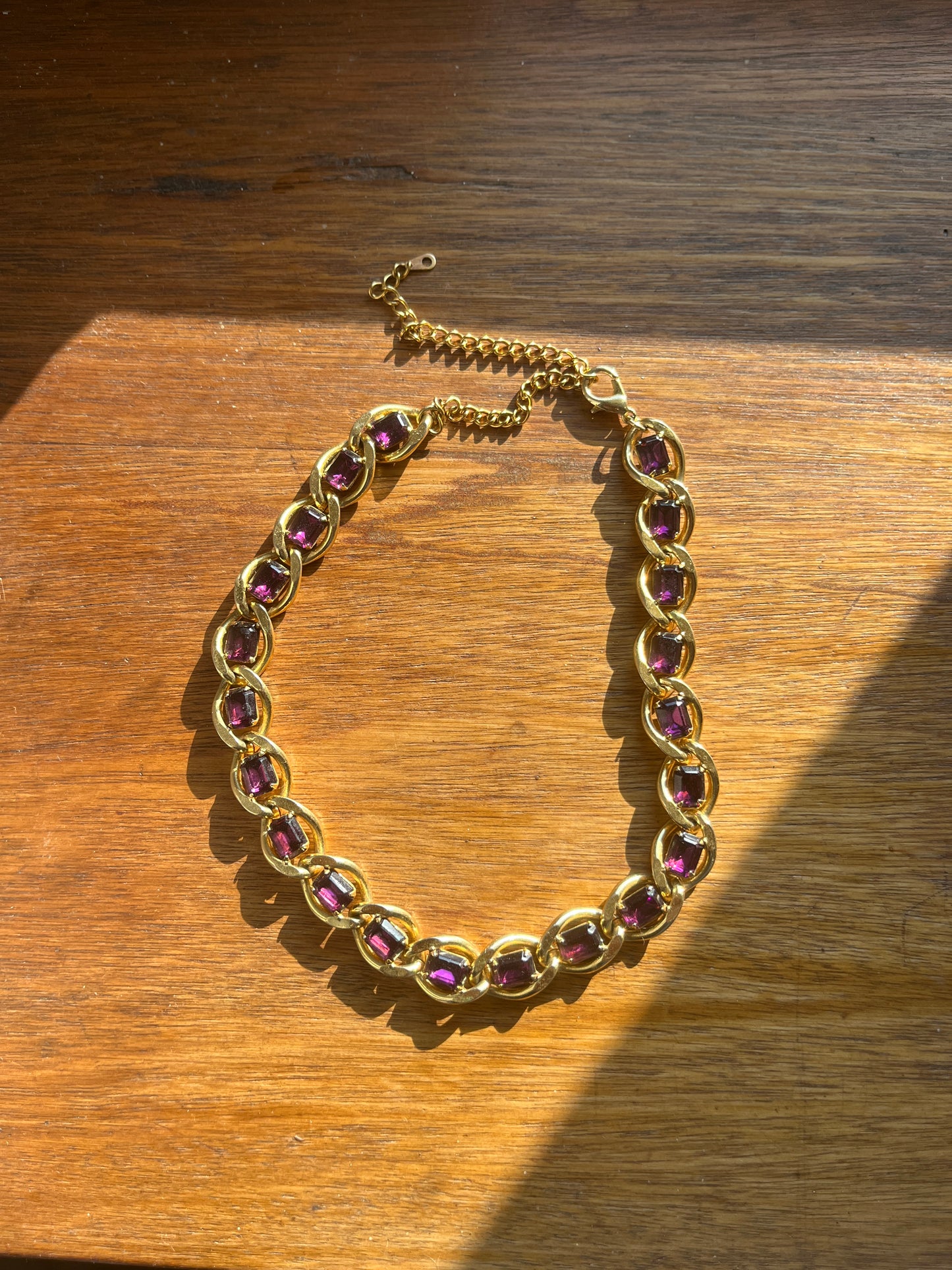 Collier ras de cou à strass violets