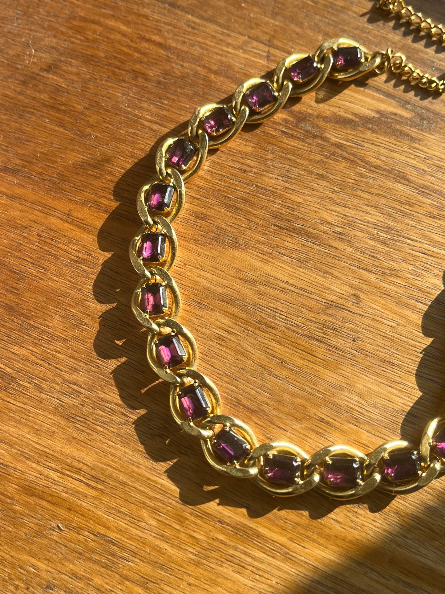 Collier ras de cou à strass violets