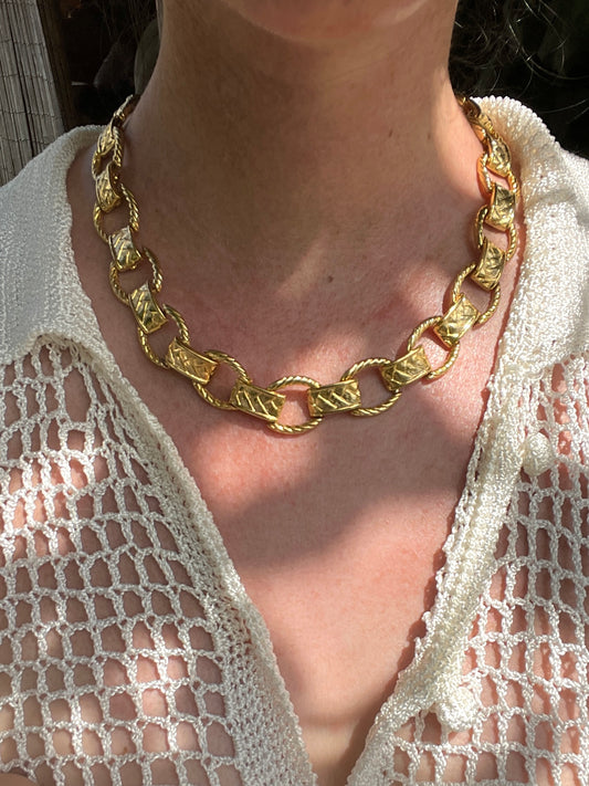 Collier plat à maillons tressés