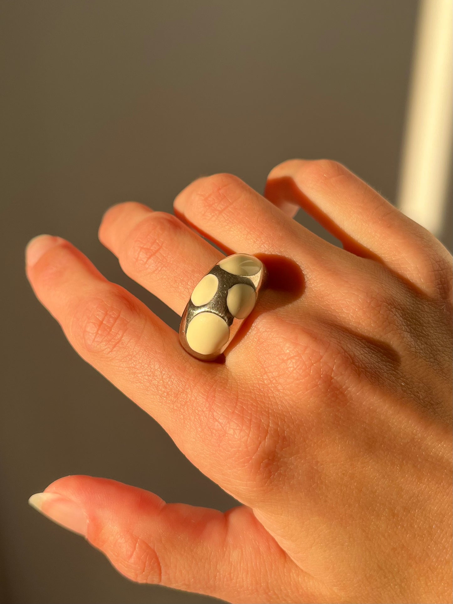 Bague argentée nacrée