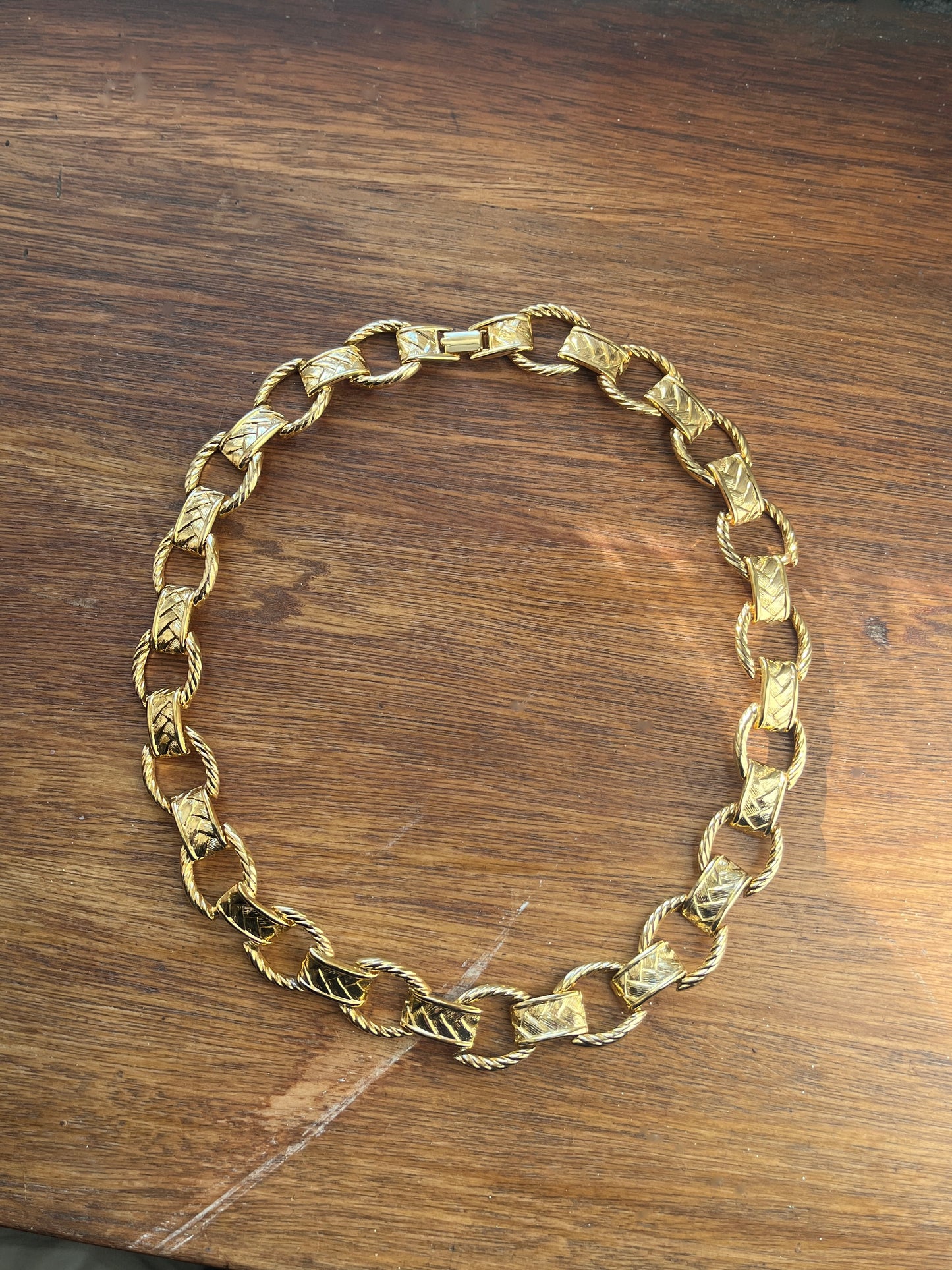 Collier plat à maillons tressés