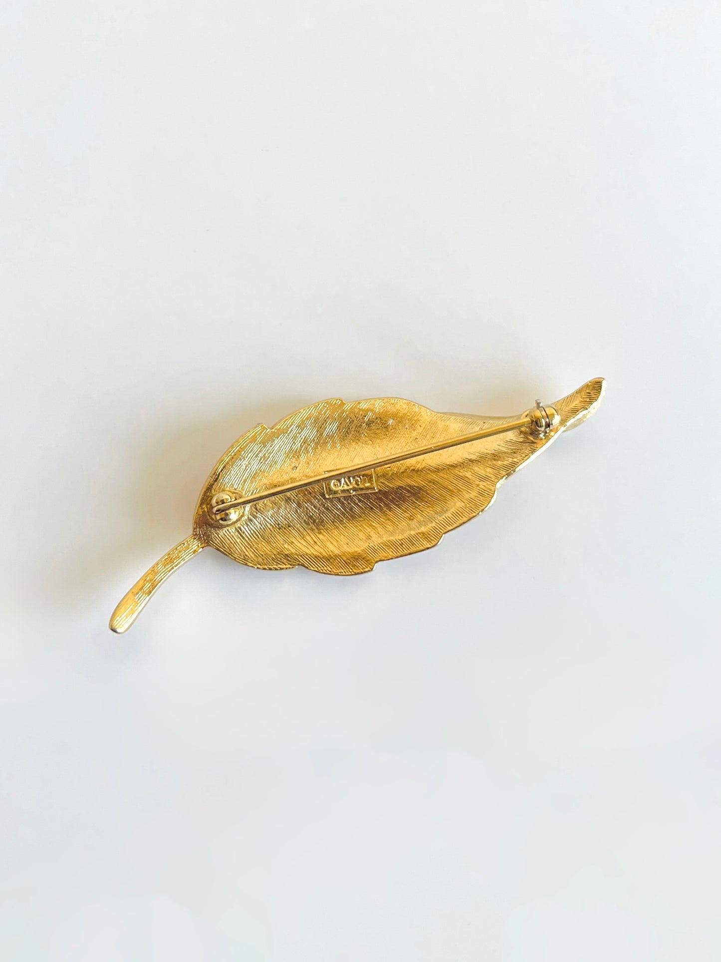 Broche feuille dorée