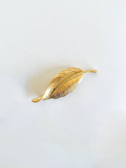 Broche feuille dorée