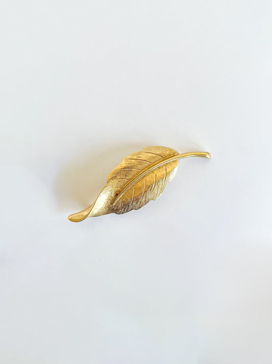Broche feuille dorée