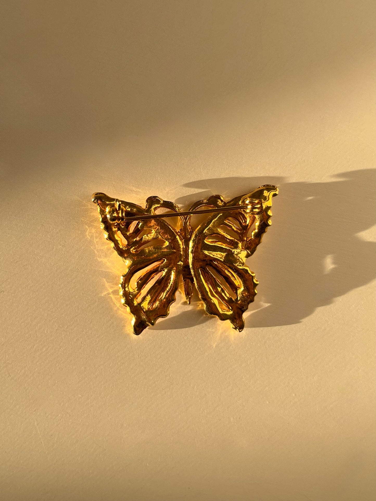 Broche papillon dorée