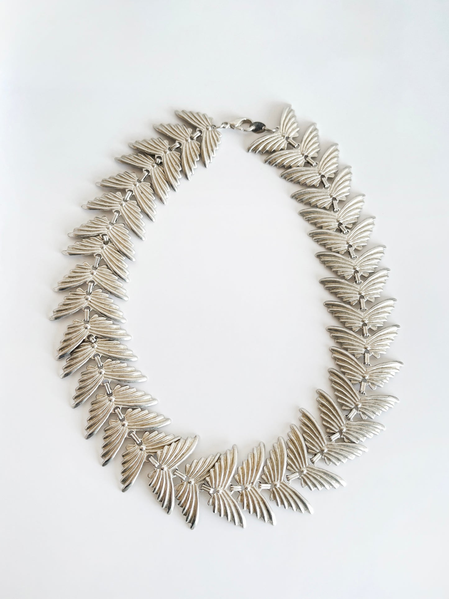 Collier papillons argenté